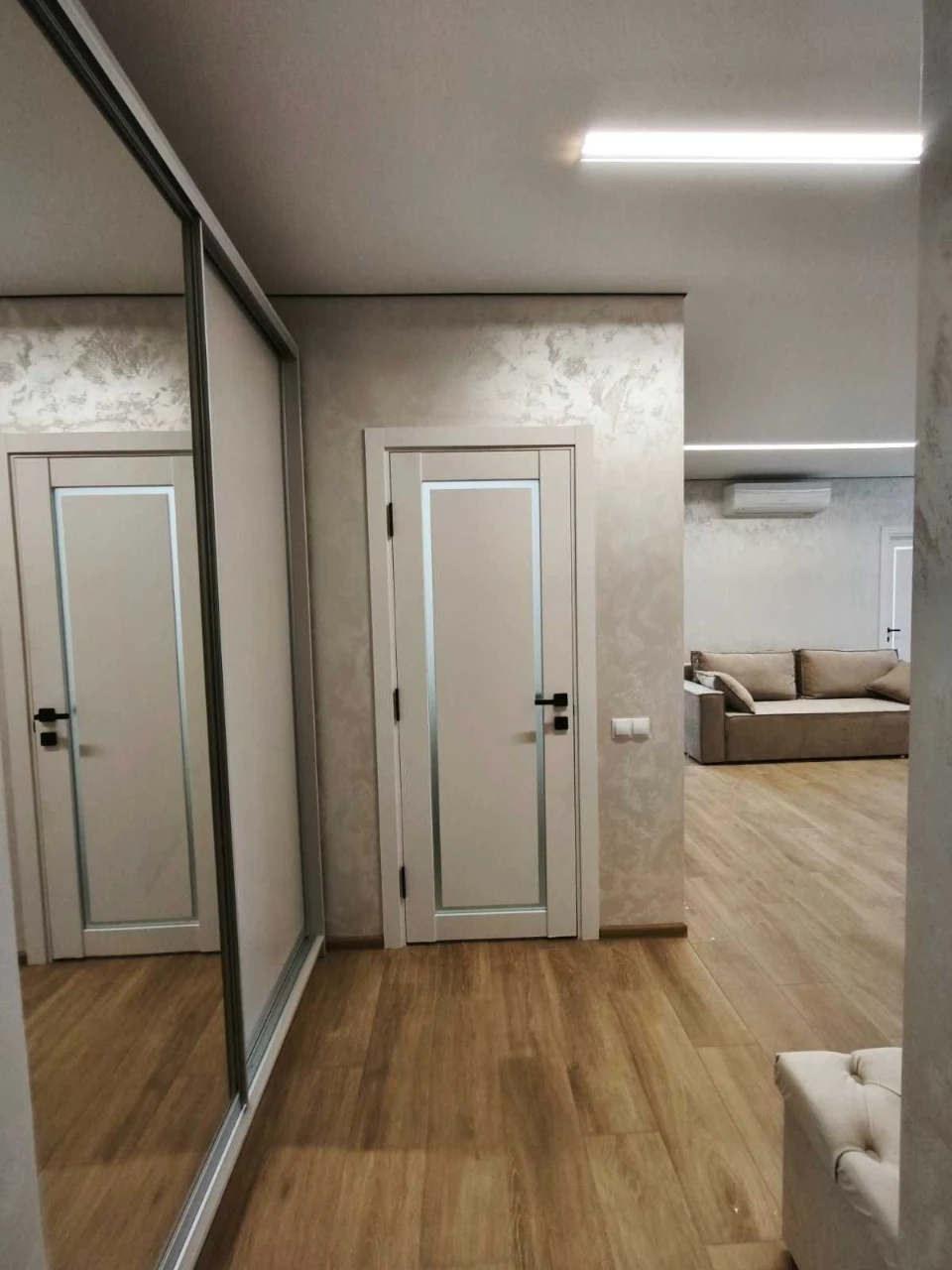 Продається 2-кімнатна квартира з якісним ремонтом, меблями т