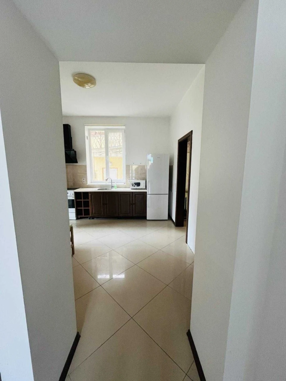 Частина будинку з власною земельною ділянкою , розташованому