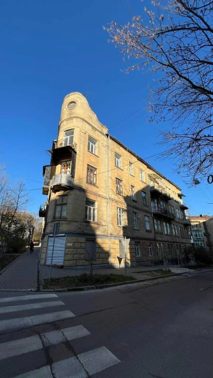 Продаж 3-кімнатного житла, вулиця Хорватська, центр міста.