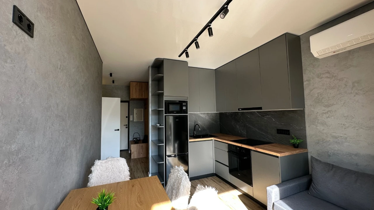 1к квартира 42 м² з сучасним ремонтом у зданому будинку