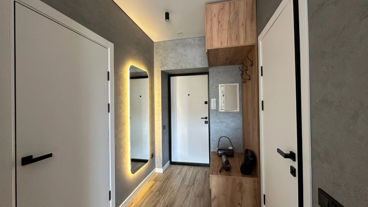 1к квартира 42 м² з сучасним ремонтом у зданому будинку