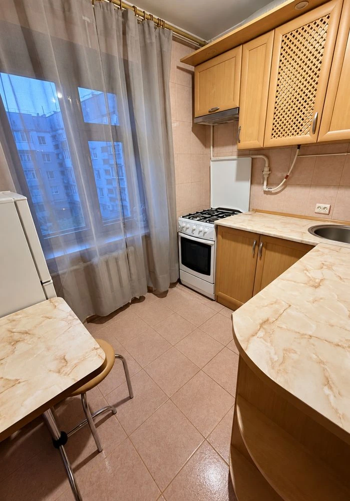Sale of a 3-room apartment, street address: Hryshevskyi Street