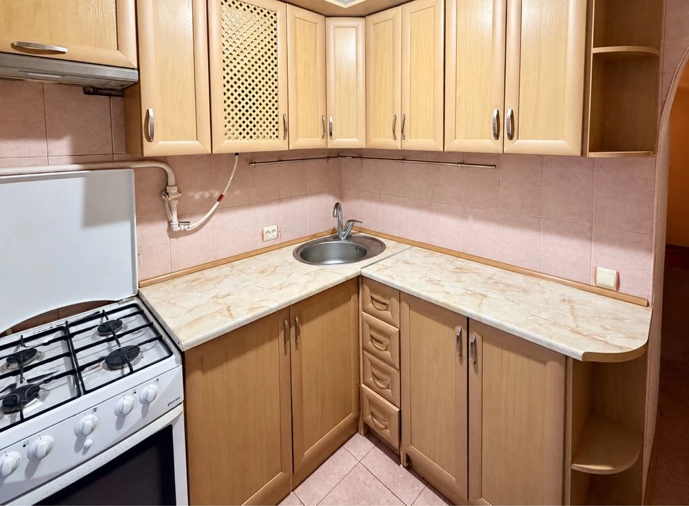 Sale of a 3-room apartment, street address: Hryshevskyi Street