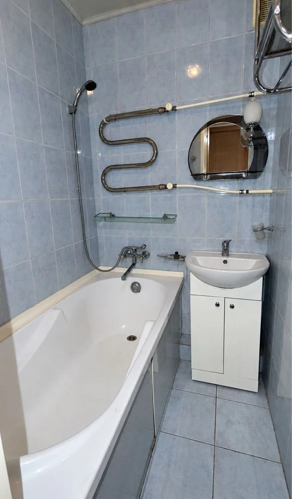 Sale of a 3-room apartment, street address: Hryshevskyi Street