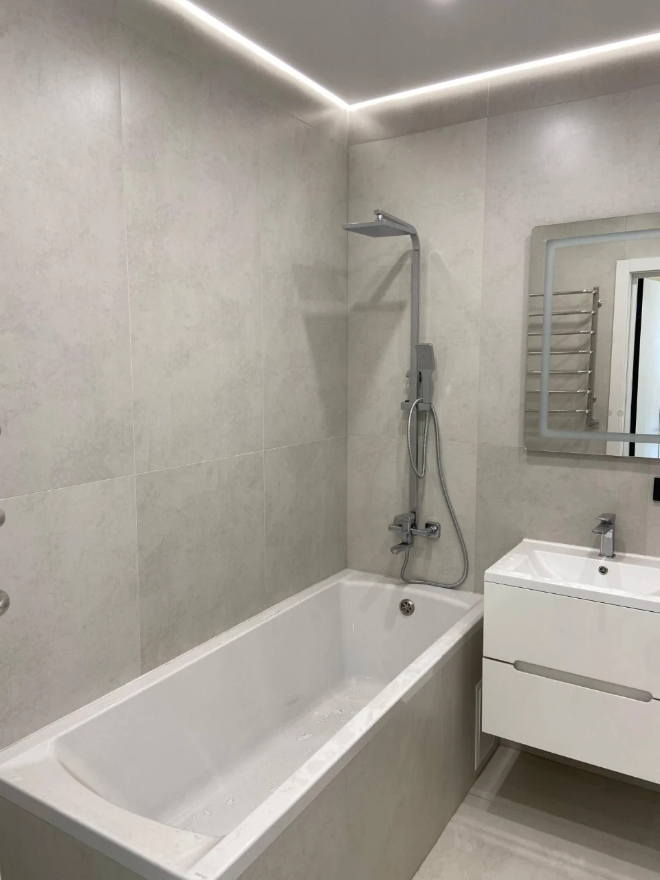Urgent: 1-bedroom apartment in Dibrova Park center near Park Shevchenko with renovation