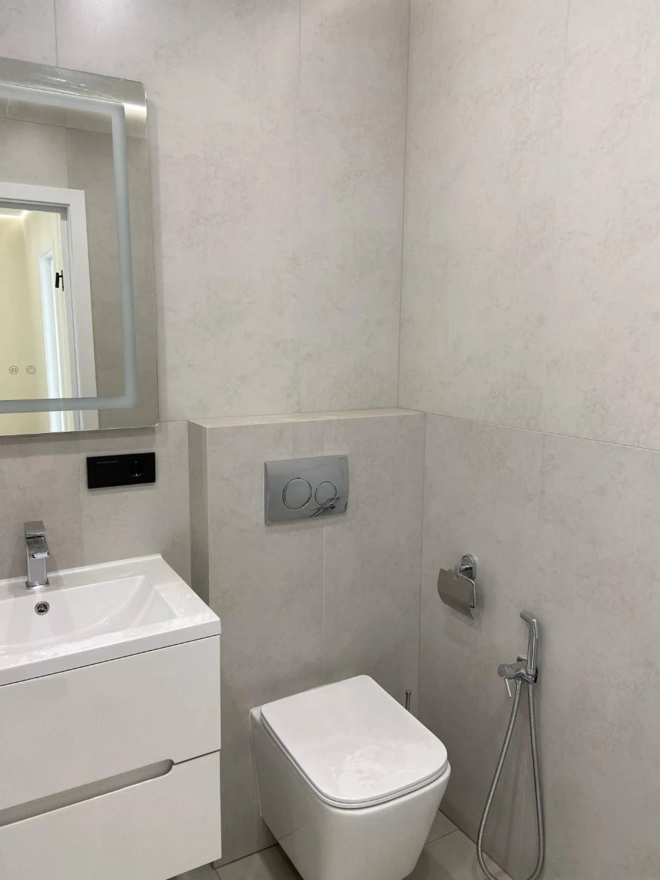 Urgent: 1-bedroom apartment in Dibrova Park center near Park Shevchenko with renovation