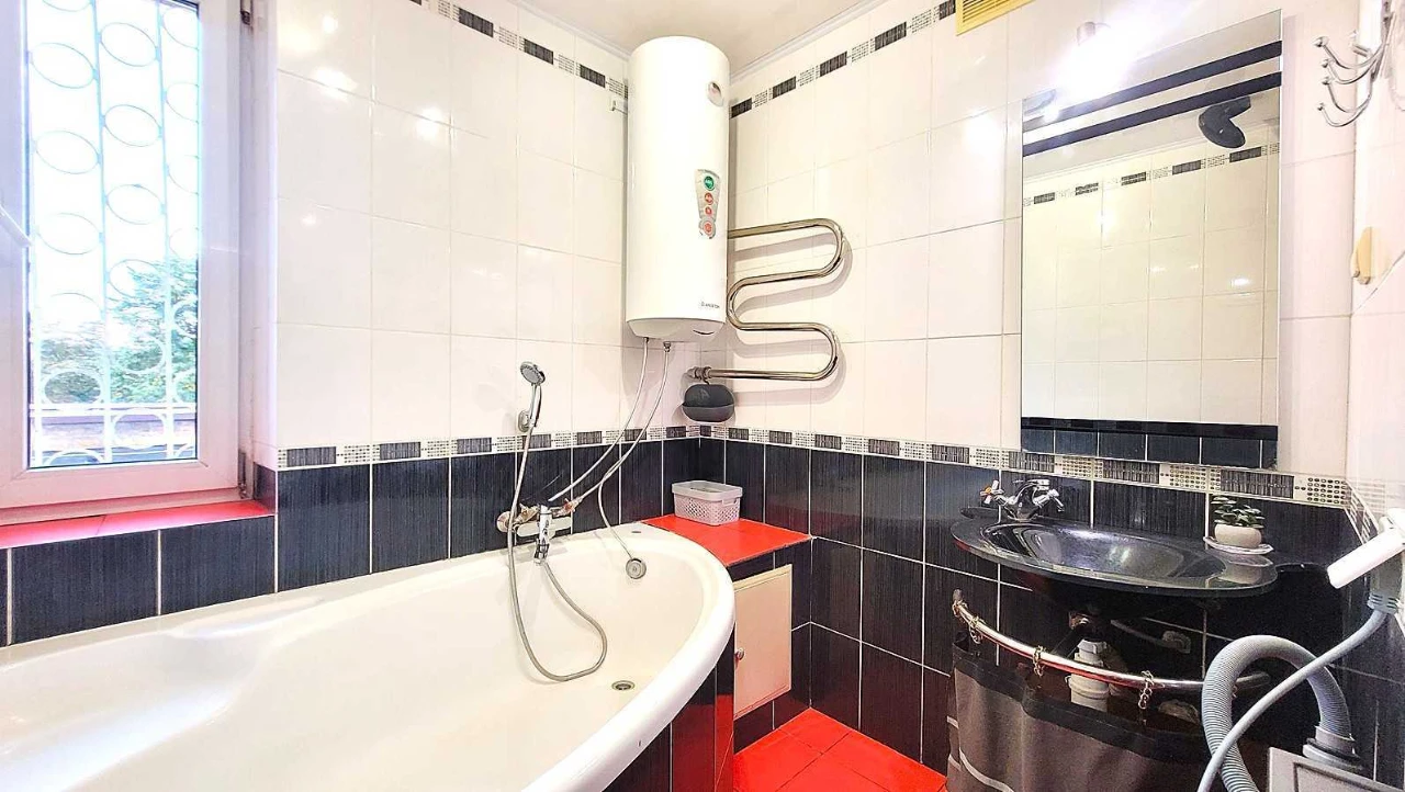 Продажа 3-комнатной квартиры 70 м², Днепровская наб., 13