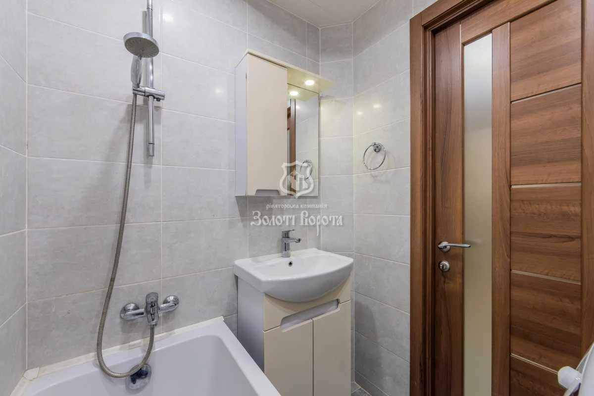 Sale of a 3-room apartment 70 m², Mykola Bazhan Prospekt, 2