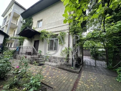 House in the most expensive location, park area, French Boulevard