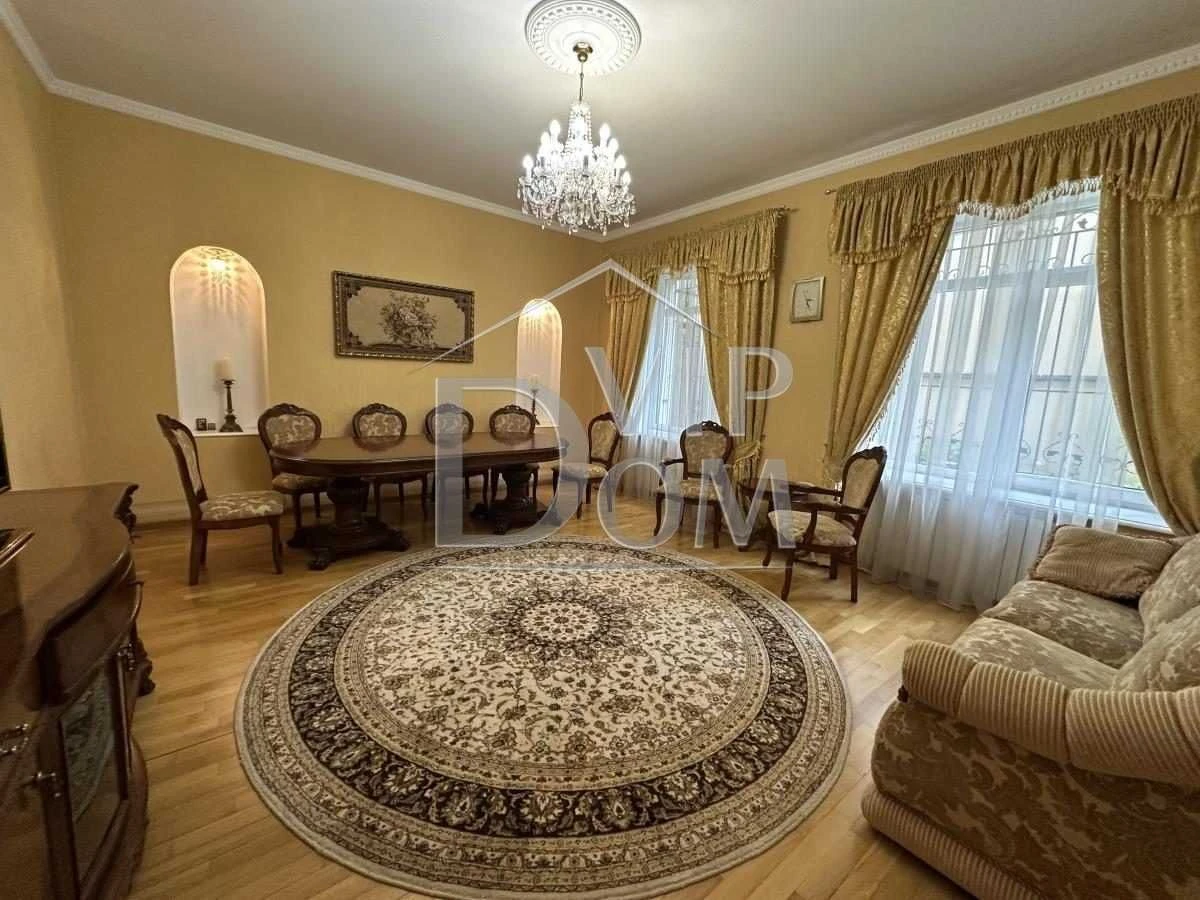 House in the most expensive location, park area, French Boulevard