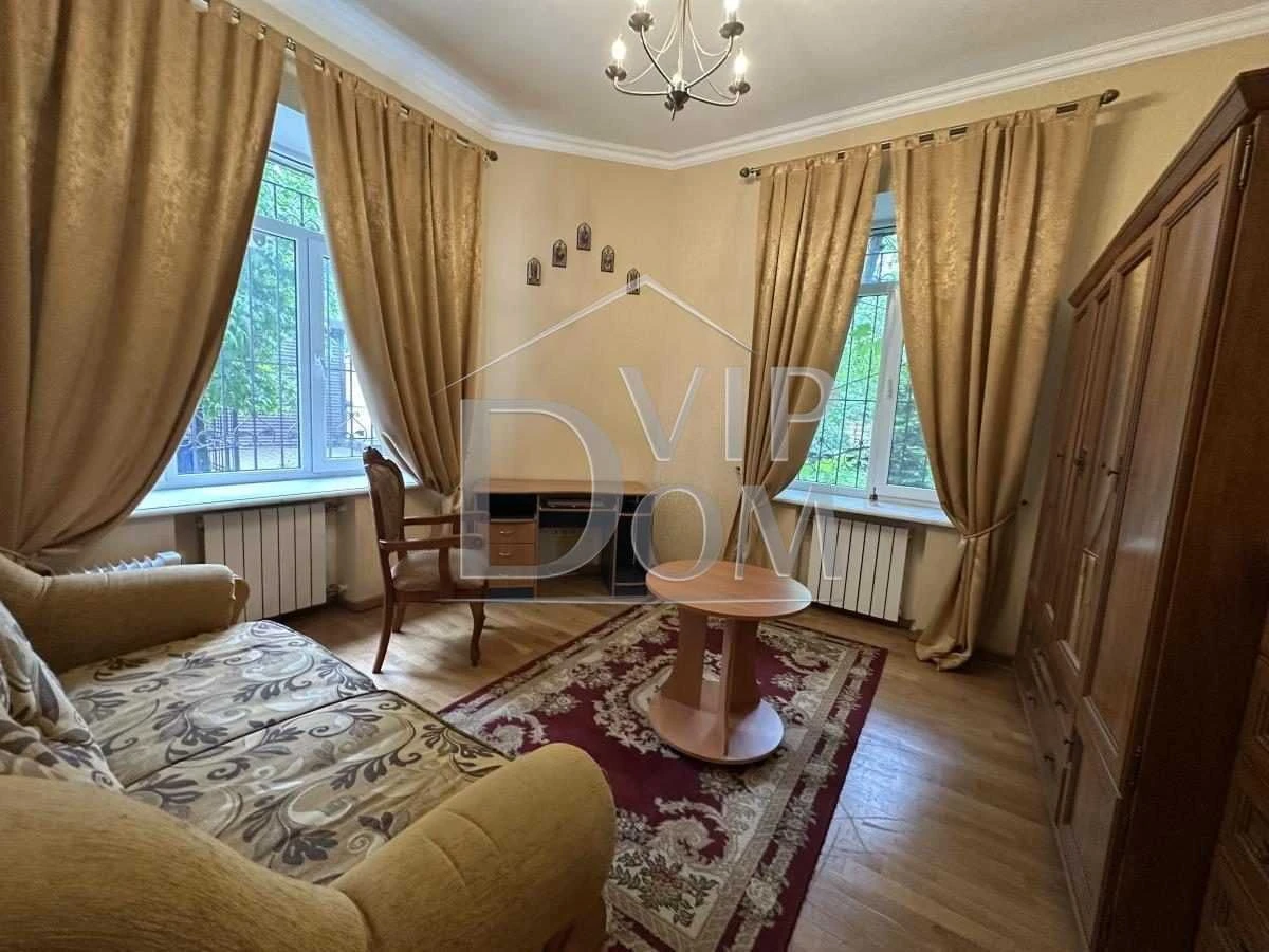 House in the most expensive location, park area, French Boulevard