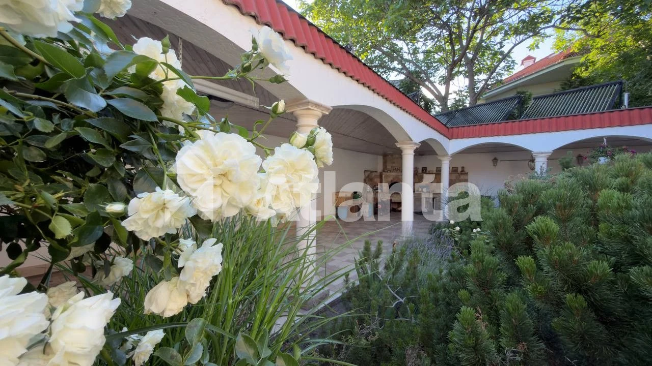 Compact house in Italian style on Fontan