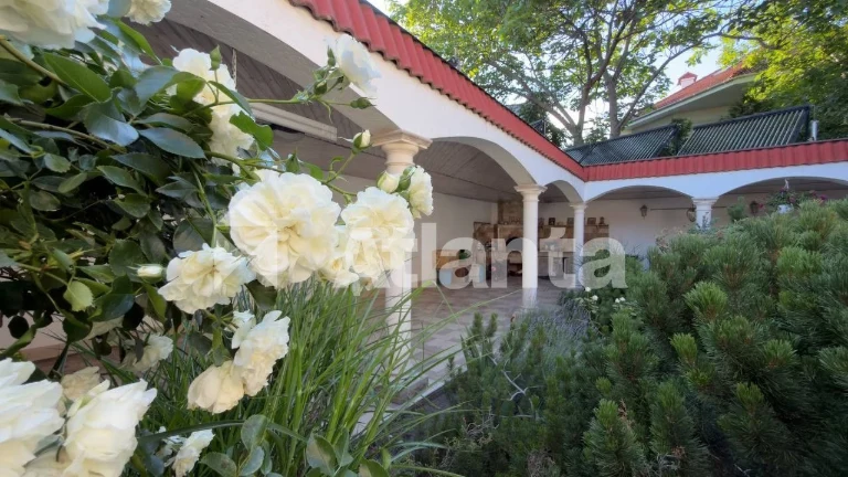 Compact house in Italian style on Fontan