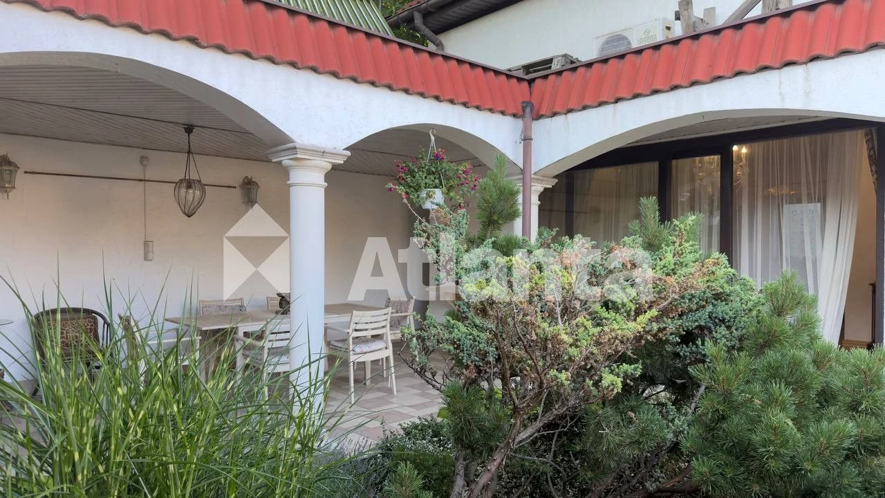 Compact house in Italian style on Fontan