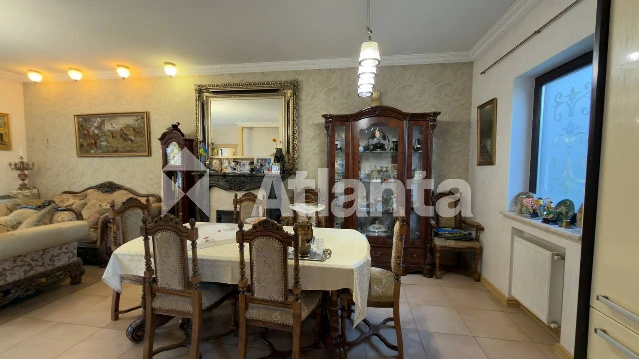 Compact house in Italian style on Fontan