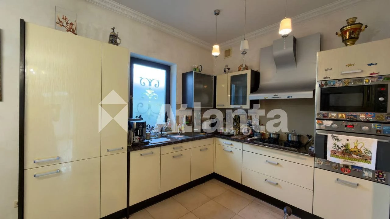 Compact house in Italian style on Fontan