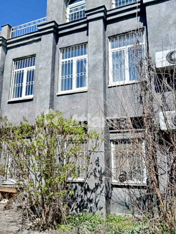 Large house with renovation, sauna and winter garden on a facade