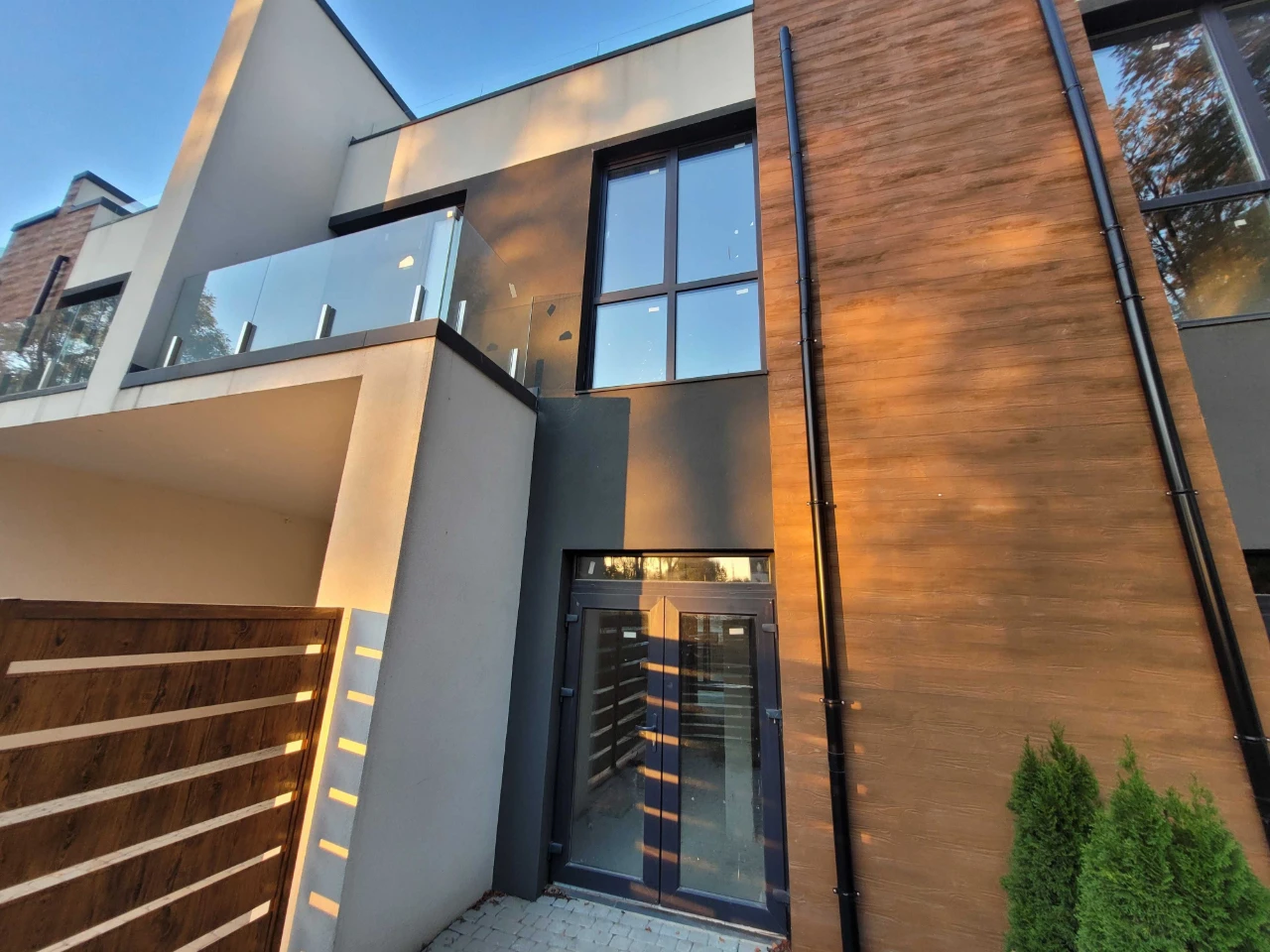 Sale. Townhouse near the lake.