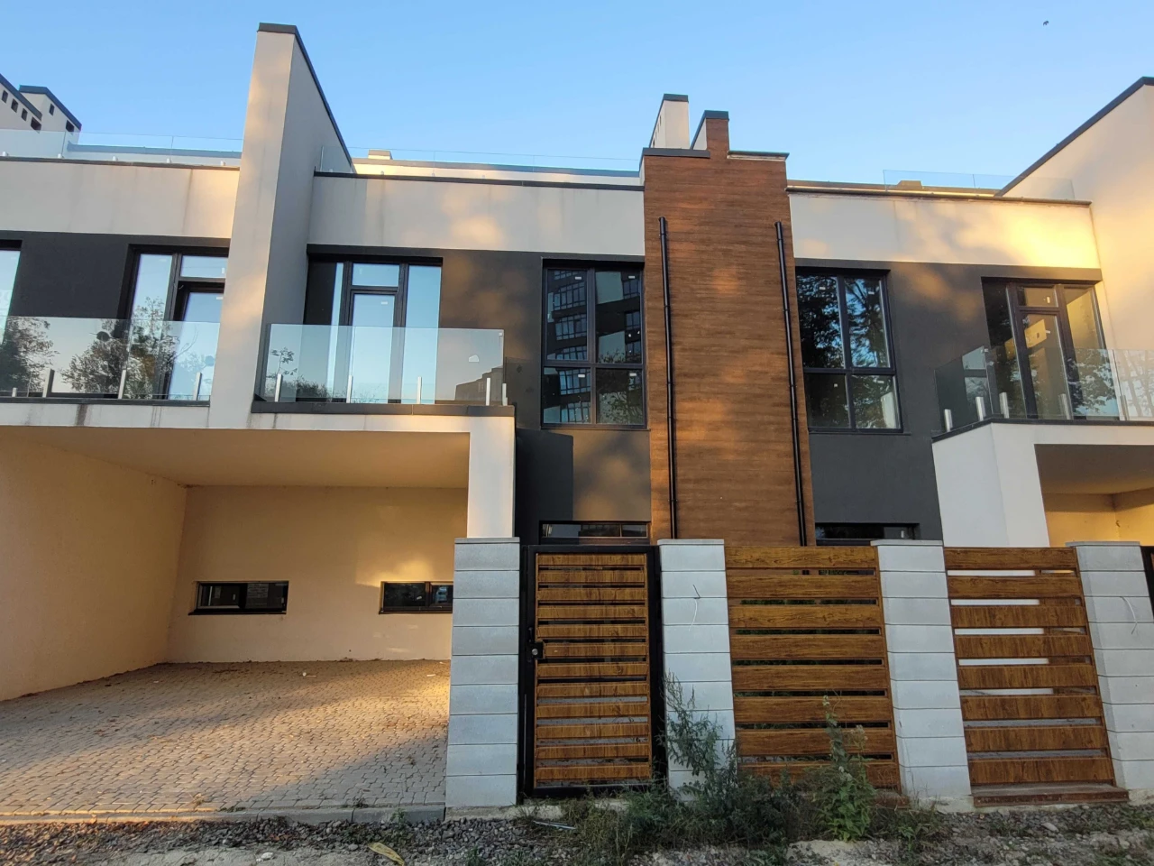 Sale. Townhouse near the lake.