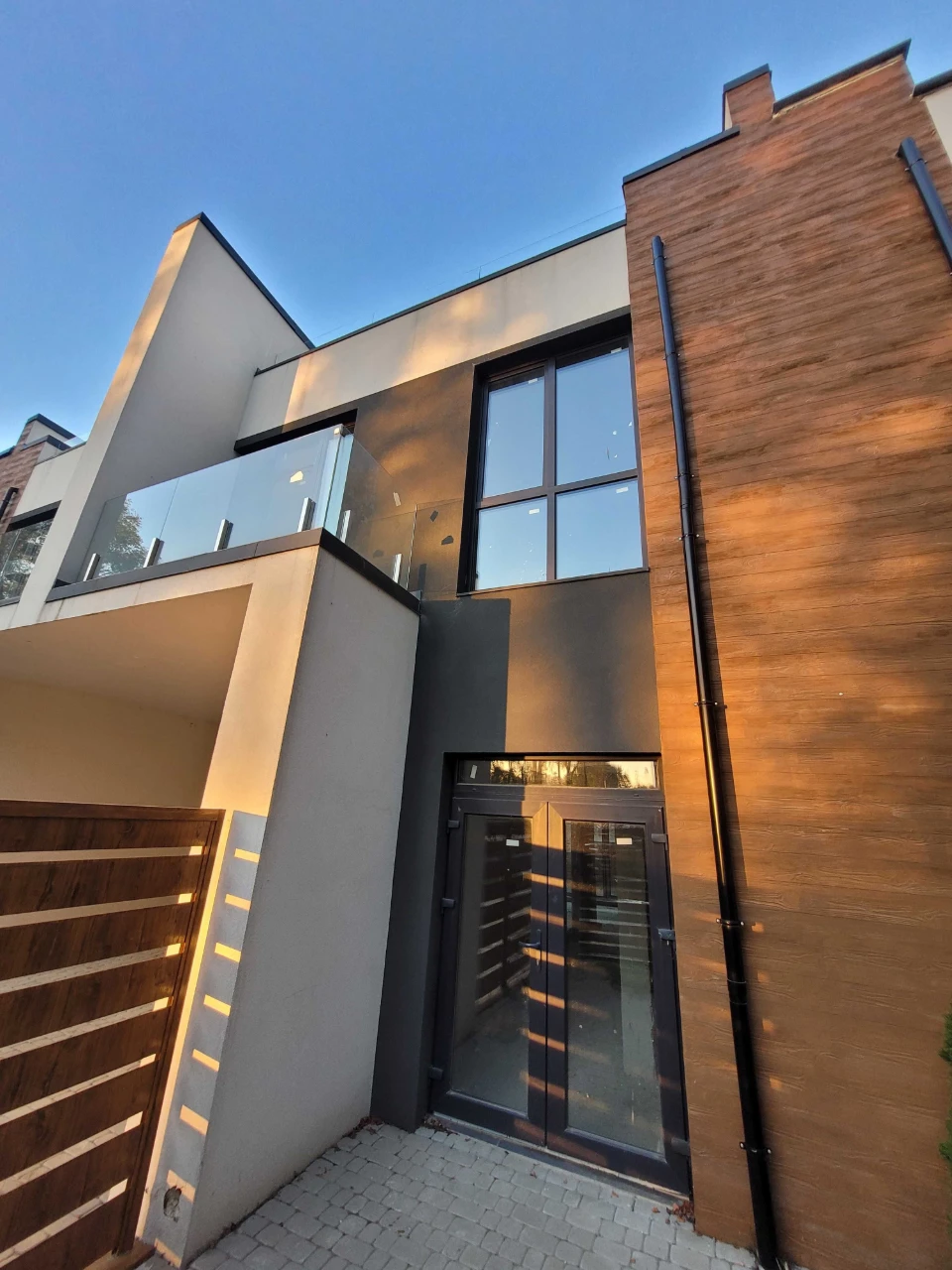 Sale. Townhouse near the lake.