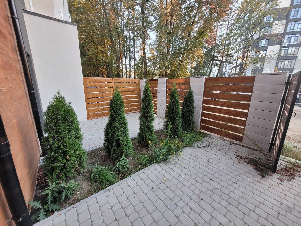 Sale. Townhouse near the lake.