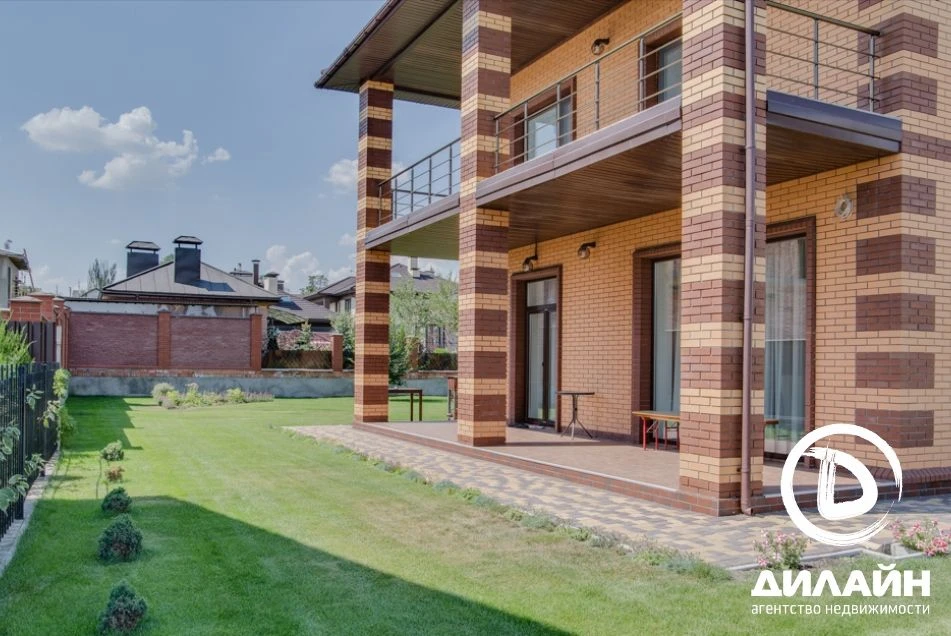 Good house with a panoramic view of the Dnieper River