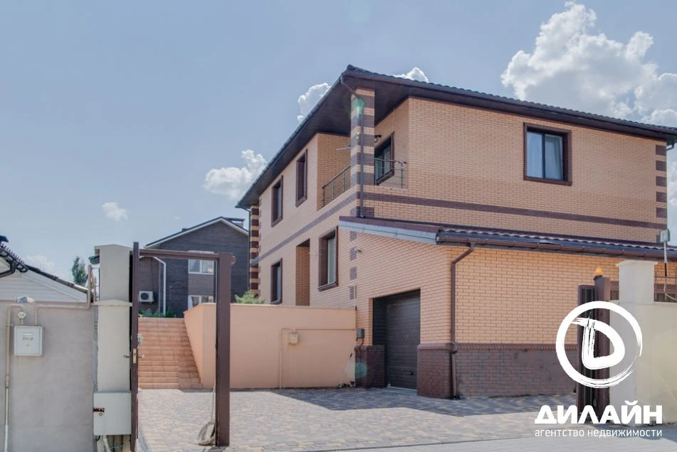 Good house with a panoramic view of the Dnieper River