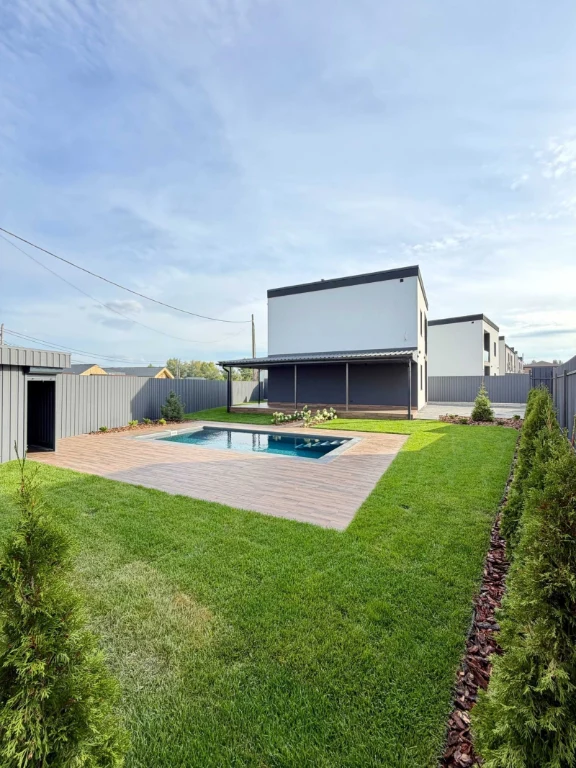 House in Осокорки, 130 square meters, with renovation, furniture, pool and car.