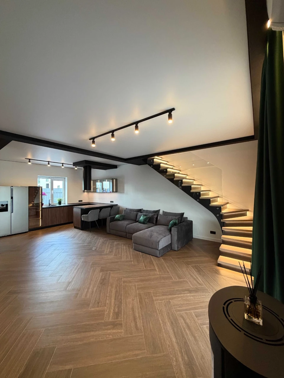 House in Осокорки, 130 square meters, with renovation, furniture, pool and car.