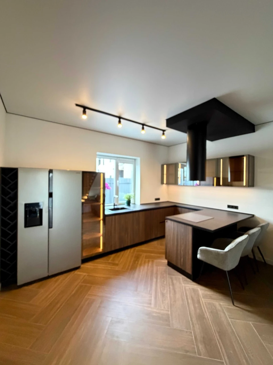 House in Осокорки, 130 square meters, with renovation, furniture, pool and car.