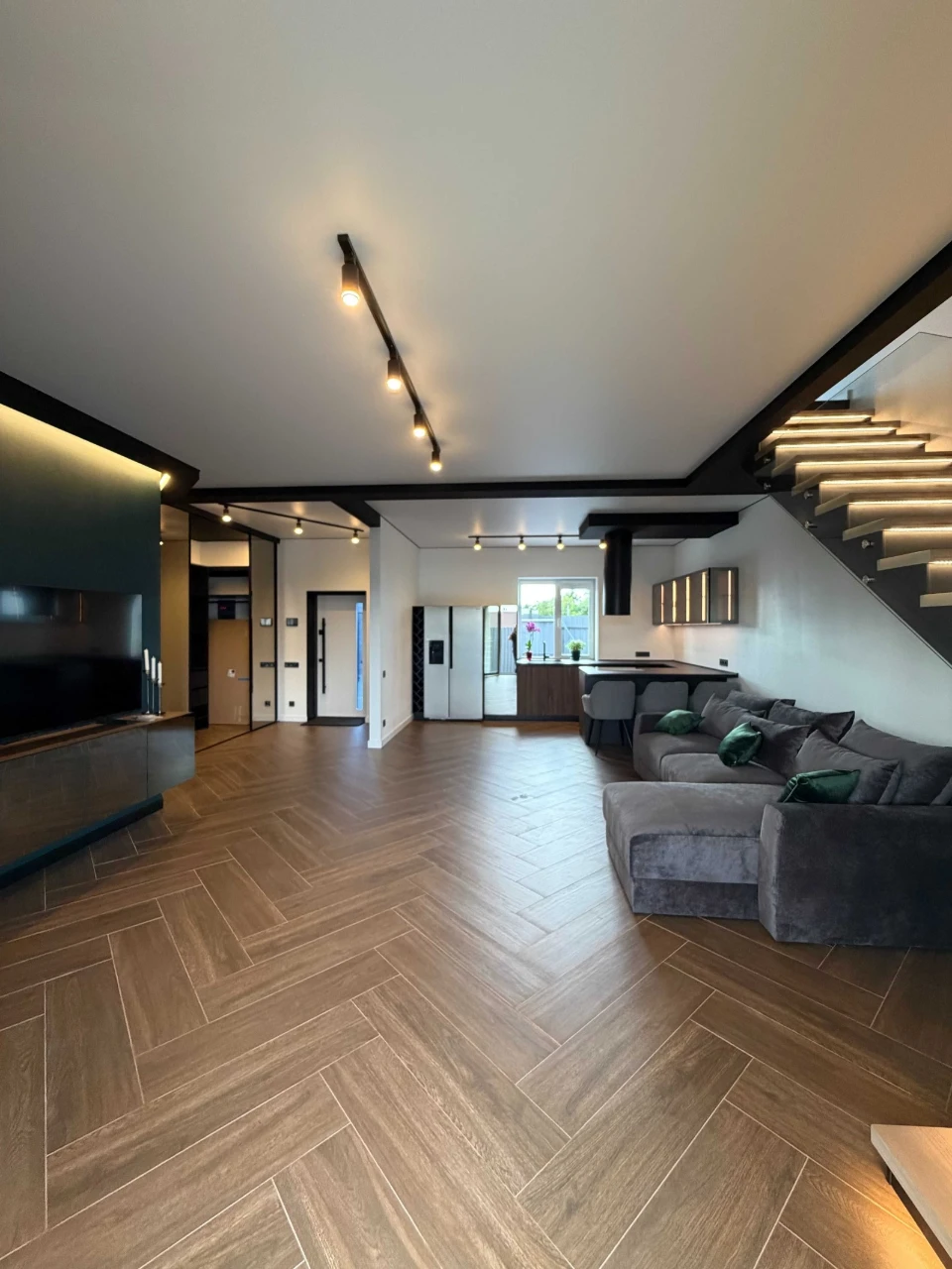 House in Осокорки, 130 square meters, with renovation, furniture, pool and car.