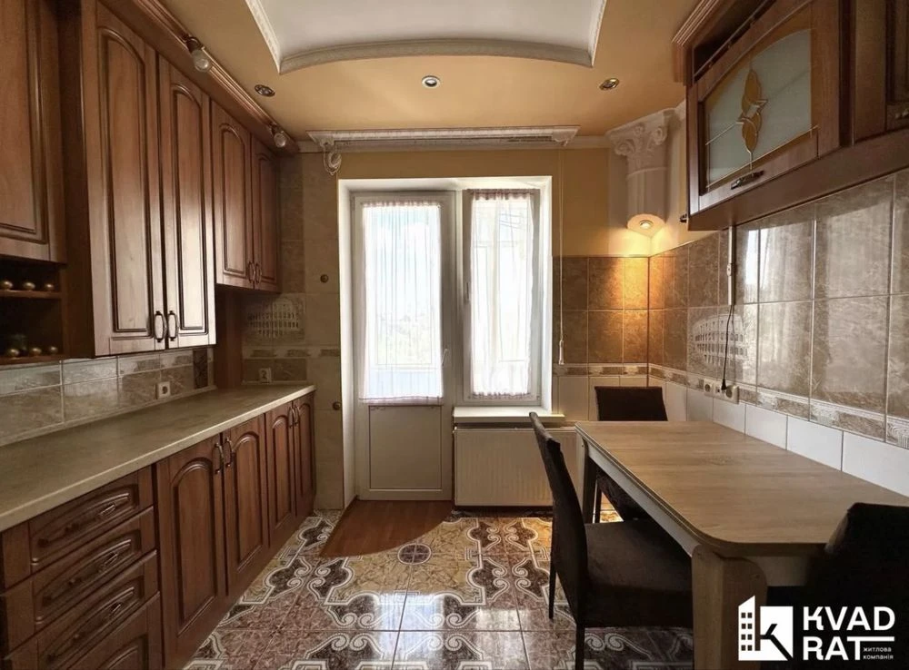 Selling one-bedroom apartment with a view of the city