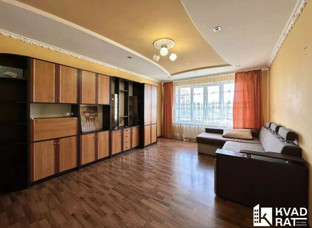 Selling one-bedroom apartment with a view of the city
