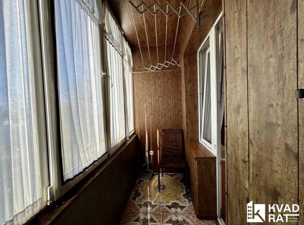 Selling one-bedroom apartment with a view of the city