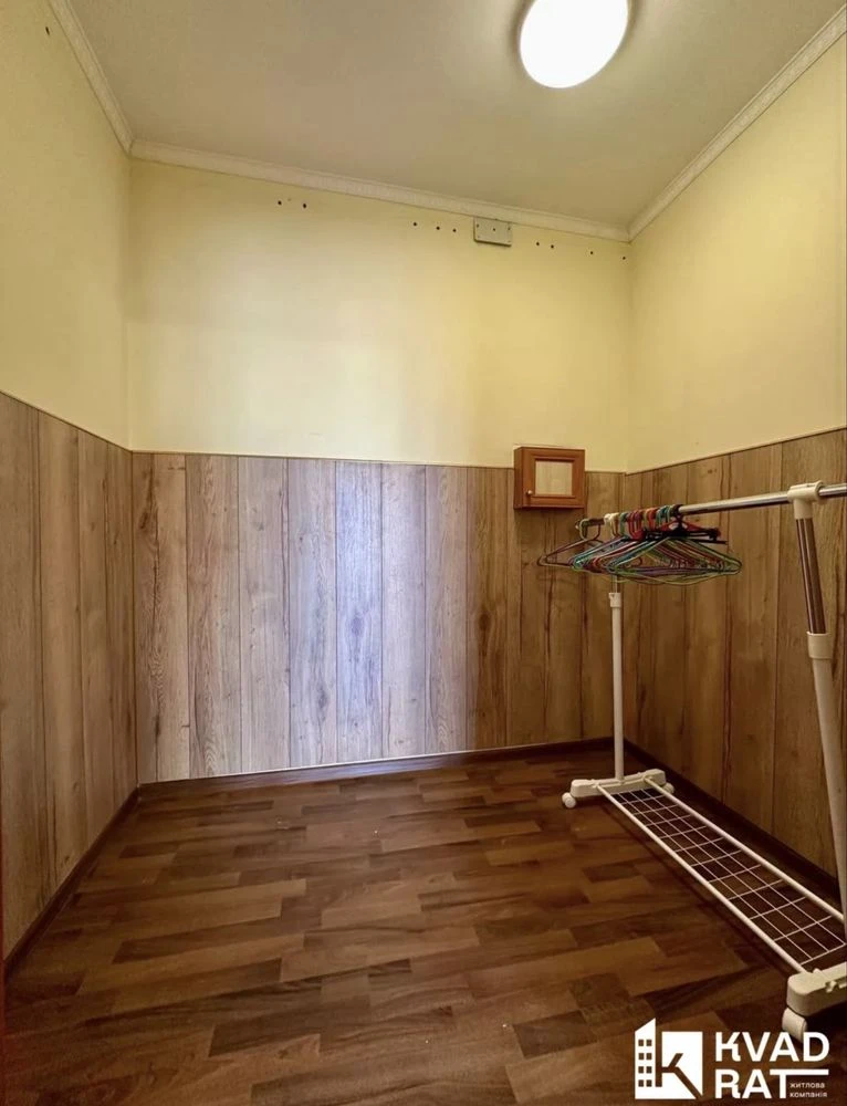 Selling one-bedroom apartment with a view of the city