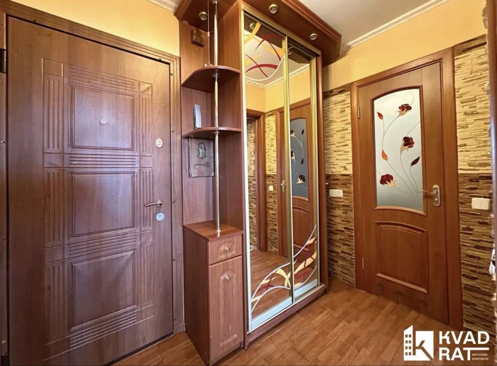 Selling one-bedroom apartment with a view of the city