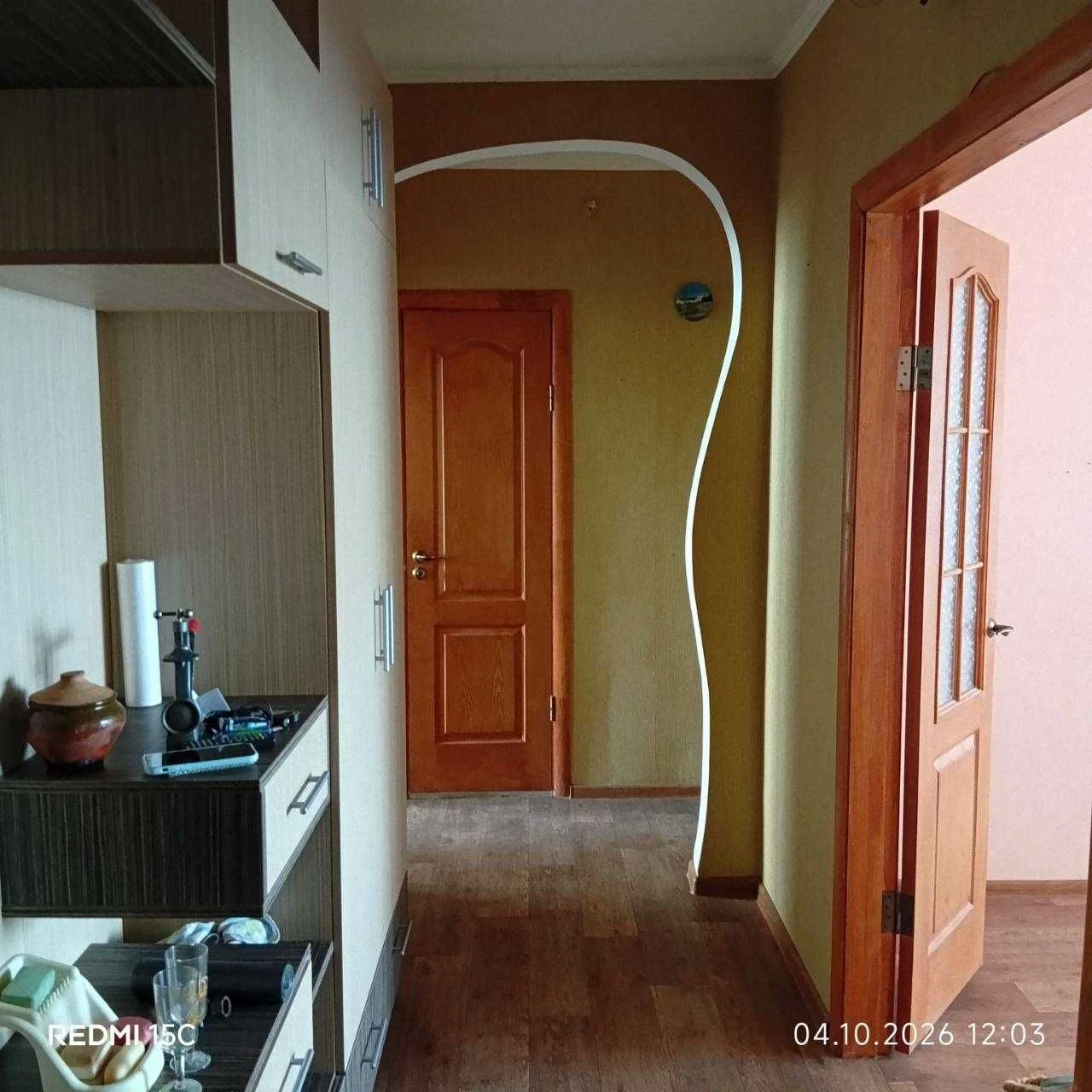 Продається простора 3-кімнатна квартира 65м2 з меблями. 2 балкона.