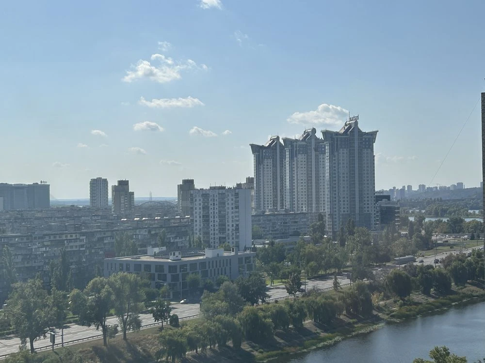 Вид на правий берег та Русанівський канал