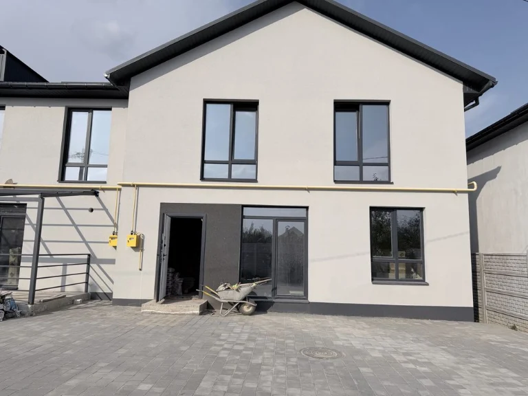 For Sale: Townhouse near School