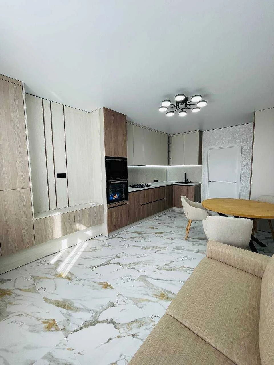Sale of a spacious 2-bedroom apartment with modern renovation, Ozer district