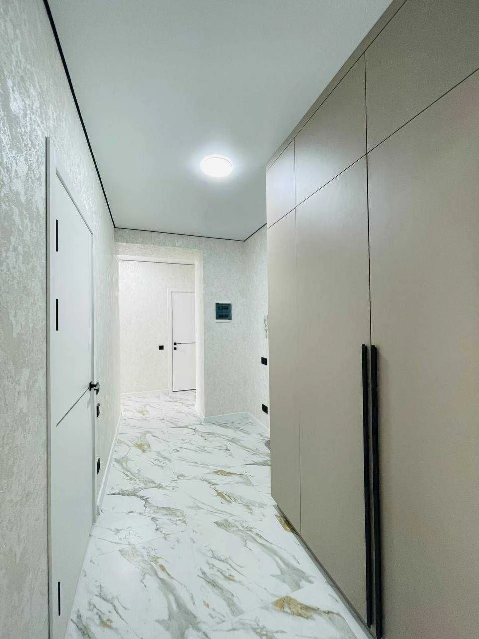 Sale of a spacious 2-bedroom apartment with modern renovation, Ozer district
