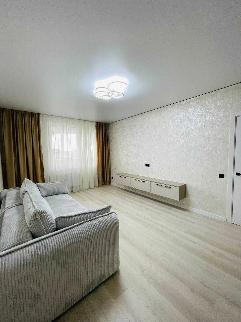 Sale of a spacious 2-bedroom apartment with modern renovation, Ozer district