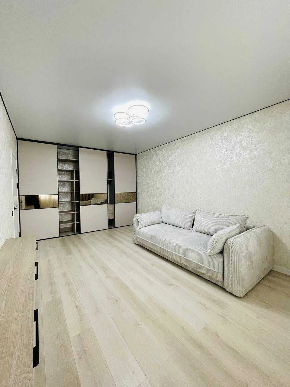 Sale of a spacious 2-bedroom apartment with modern renovation, Ozer district