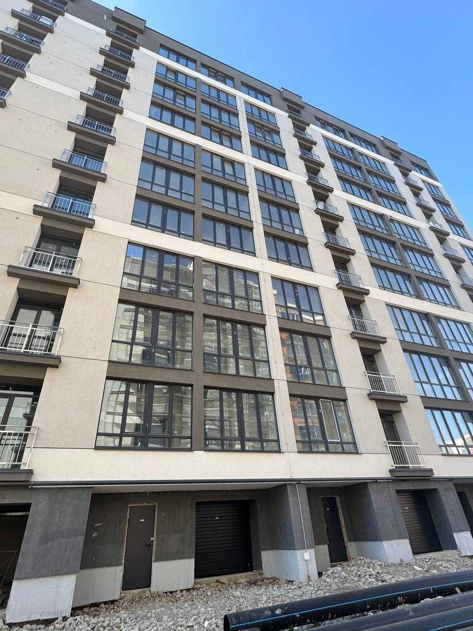 One-bedroom apartment near City Lake and park!