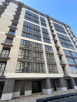 One-bedroom apartment near City Lake and park!
