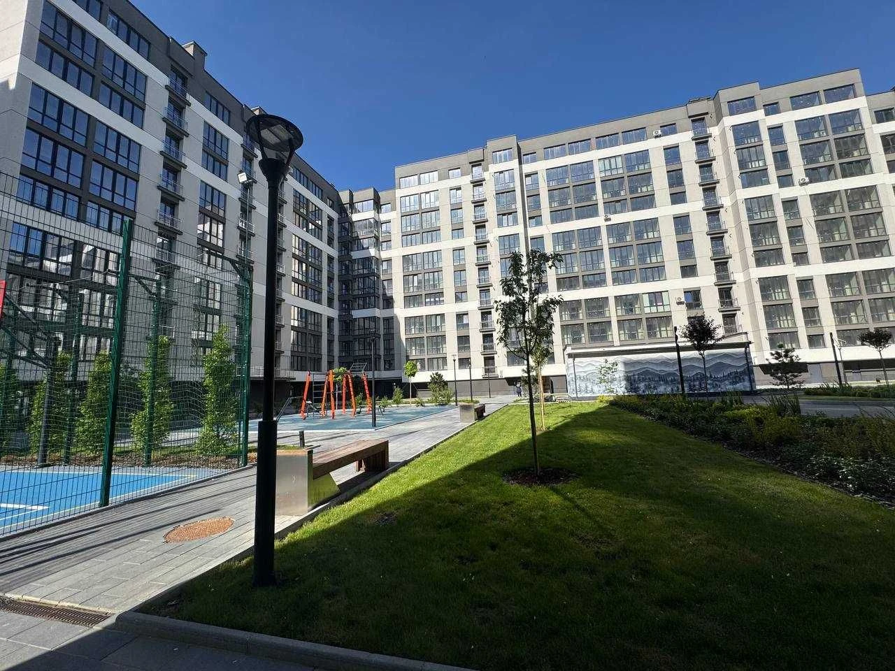 One-bedroom apartment near City Lake and park!