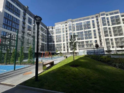 One-bedroom apartment near City Lake and park!