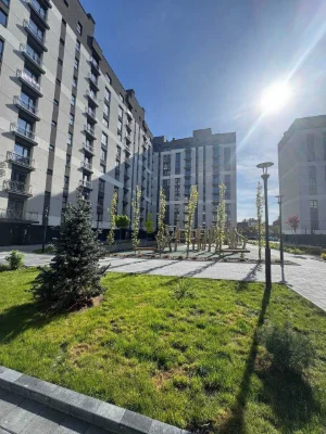 One-bedroom apartment near City Lake and park!