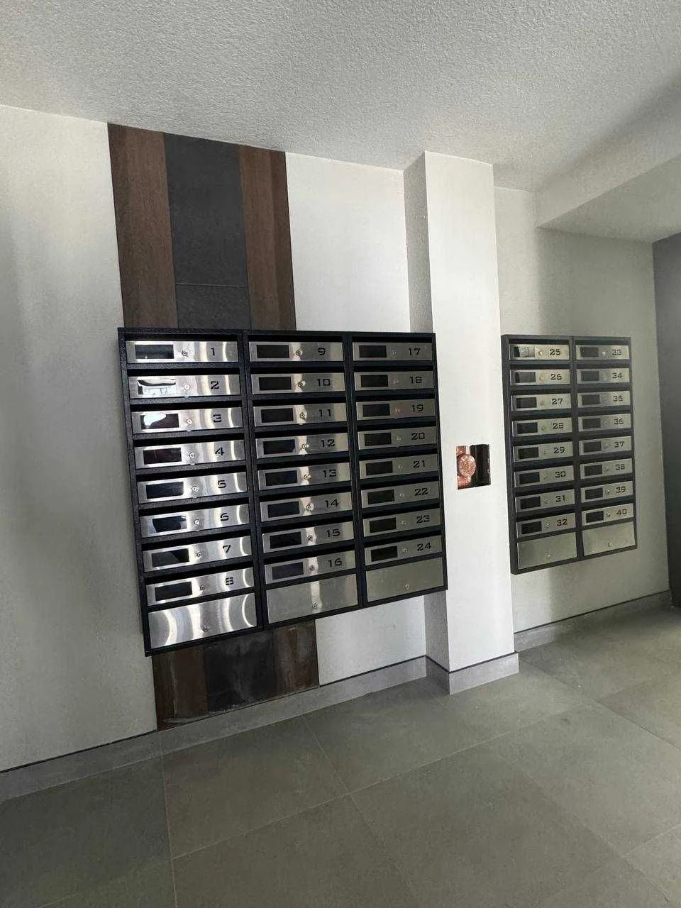 One-bedroom apartment near City Lake and park!