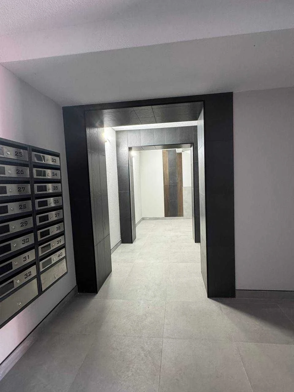 One-bedroom apartment near City Lake and park!